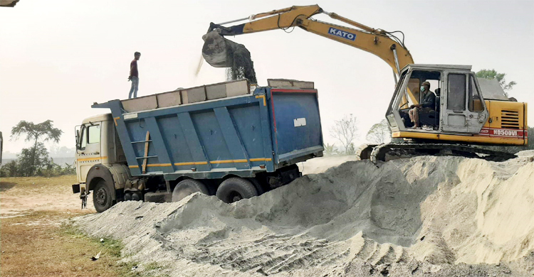 ২ মাস পর ছাড় পেলো স্থলবন্দরে পড়ে থাকা ৭৭০ টন গুঁড়া পাথর