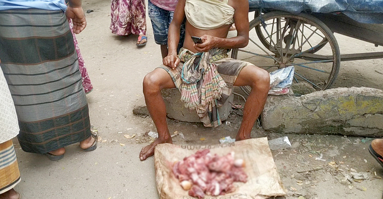 ‘হুদা মাংস দিয়া কিতা করুম, সংসার চালাইতে টেহা লাগব’