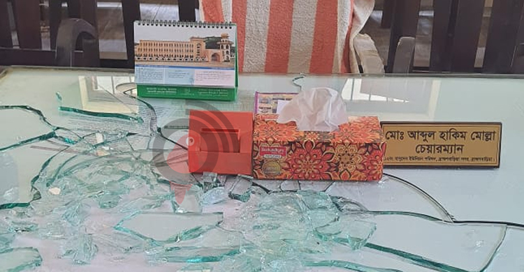 হেলমেট পরে ইউনিয়ন পরিষদে ঢুকে ভাঙচুর