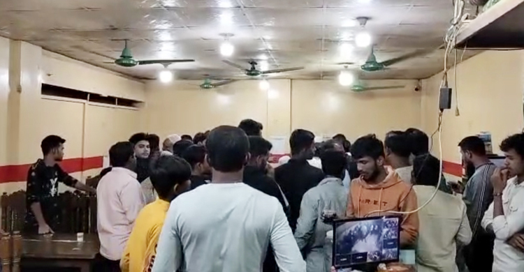 ট্রাকচাপায় শিশু নিহত, হাসপাতাল ক্যান্টিনে বসে মীমাংসার চেষ্টা