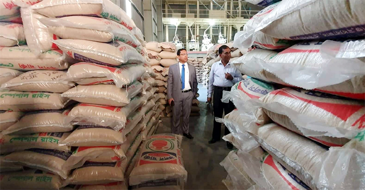 প্লাস্টিকের বস্তায় চাল রাখায় ২ প্রতিষ্ঠানকে জরিমানা