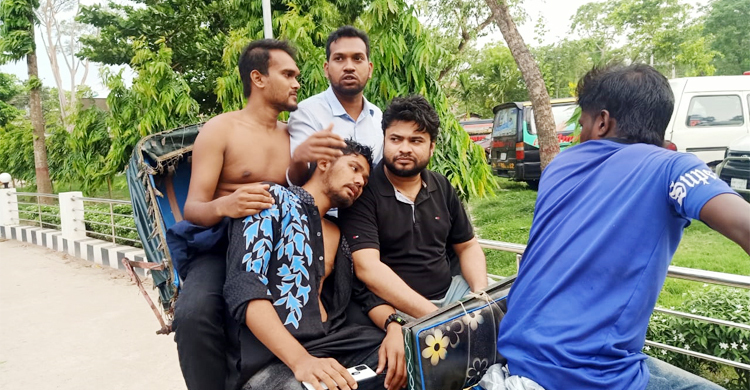 পেয়ারা ভর্তা খাওয়ার সময় রাবি ছাত্রদলের ওপর ছাত্রলীগের হামলা