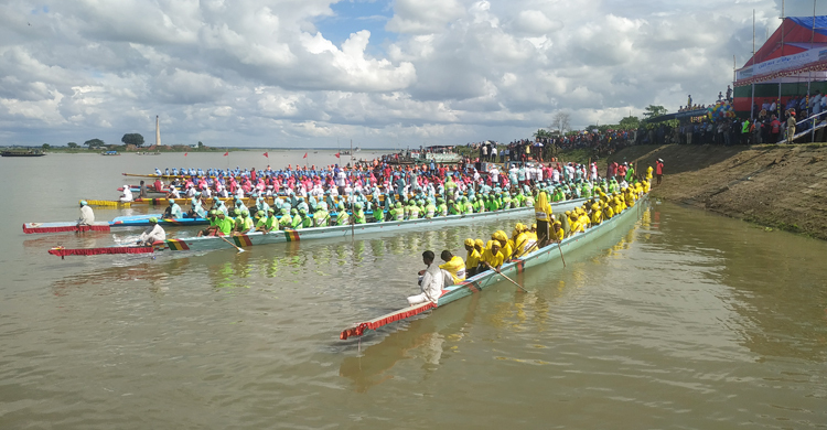 নৌকাবাইচ দেখতে তিতাস পাড়ে মানুষের ভিড়