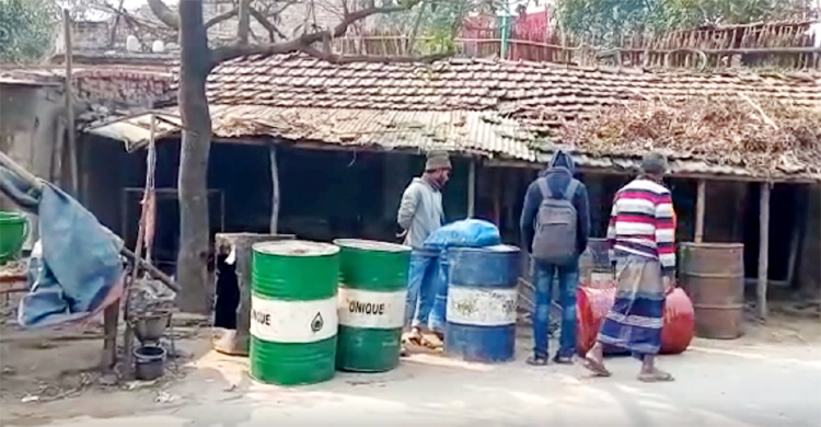 ড্রামের মুখ কাটতে গিয়ে কব্জি উড়ে গেলো শ্রমিকের