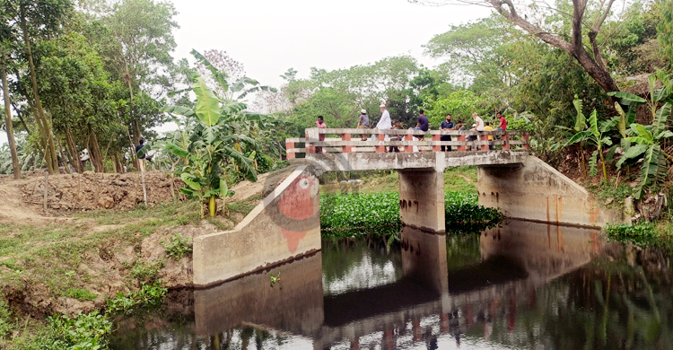 কাজে আসছে না ২৯ লাখ টাকার সেতুটি