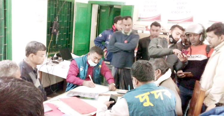 ঘুষ নেয়ার সময় দুদকের হাতে ধরা খেলেন ভূমি কর্মকর্তা