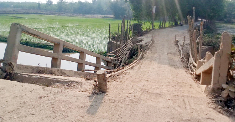 ৮ মাসেও ঠিক হলো না ভেঙে পড়া ব্রিজটি