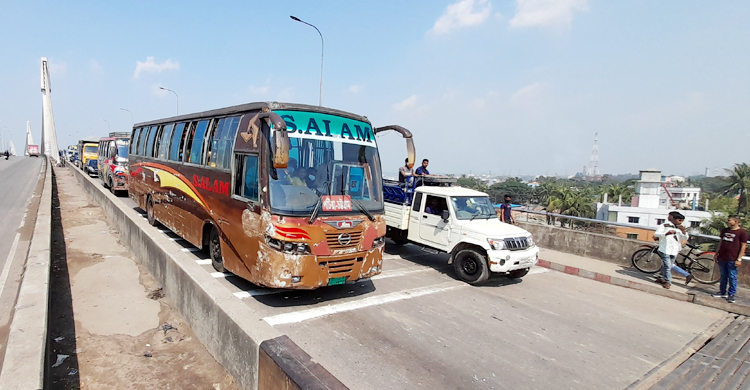 ঝুঁকিতে পড়েছে কর্ণফুলী শাহ আমানত সেতু