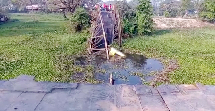 সেতু ভেঙে টঙ্গীবাড়ী-মাওয়া যোগাযোগ বন্ধ