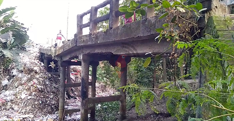 ব্রিজ যেন মরণফাঁদ, বিপাকে ১০ গ্রামের মানুষ