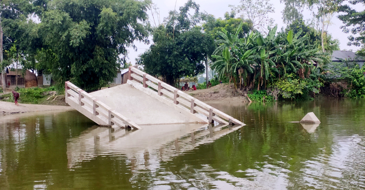 উদ্বোধনের তিনমাসেই ভেঙে পড়ে সেতু, সংস্কার হয়নি ৪ বছরেও