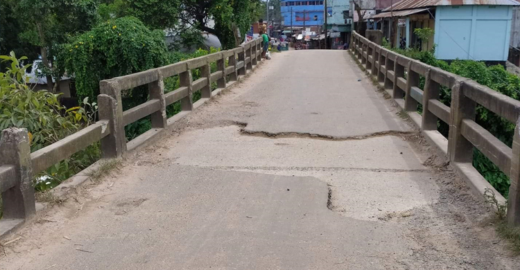 গাড়ি উঠলেই কাঁপতে থাকে বৃটিশ আমলের ব্রিজটি