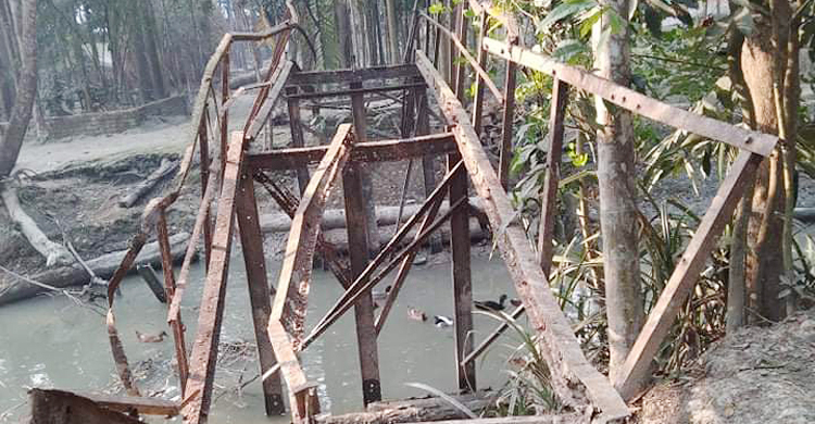 সাত বছর ধরে ঝুলছে ভাঙা ব্রিজটি