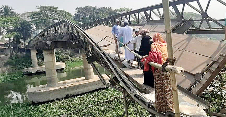ধসে পড়া ব্রিজে বাঁশ দিয়ে যাতায়াত