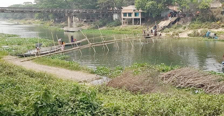 ১৫ দিনেও সংস্কার হয়নি ব্রিজ, সাঁকো করে দিলেন যুবলীগ নেতা