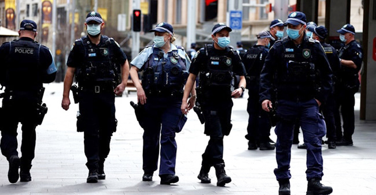 Army patrols Sydney streets, Brisbane extends lockdown