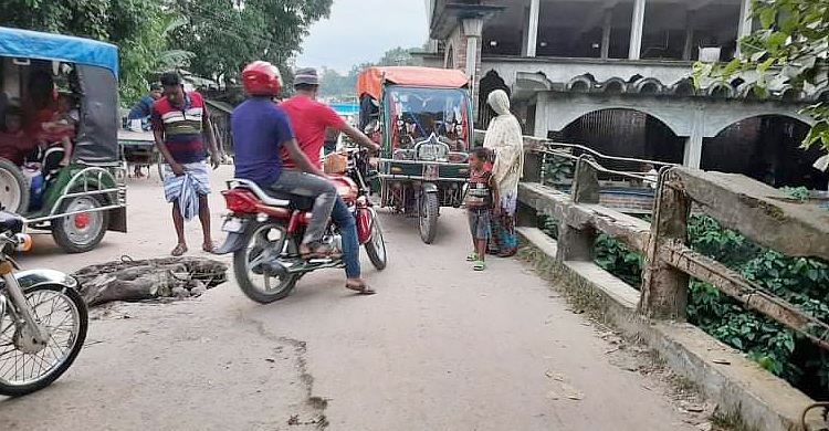 ঝুঁকিপূর্ণ ব্রিজ দিয়ে ২০ গ্রামের মানুষের চলাচল
