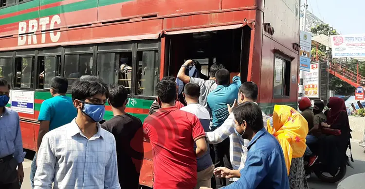 বিআরটিসির বাসে হুমড়ি খেয়ে উঠছেন যাত্রীরা