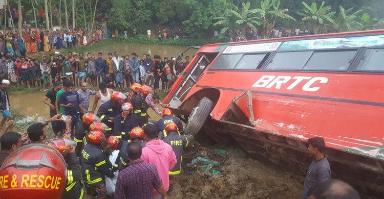 Bus-autorickshaw collision kills 8