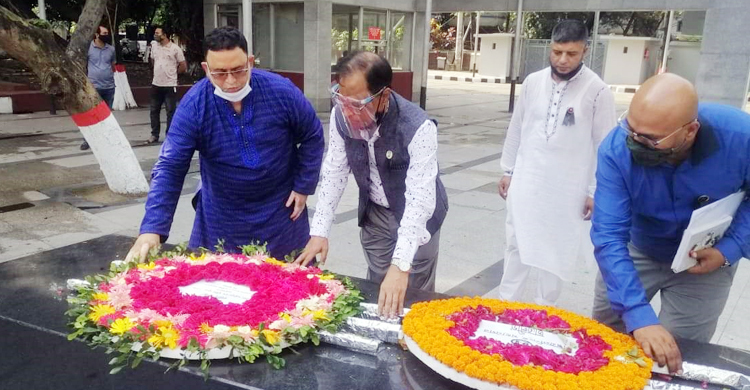 বঙ্গবন্ধুর প্রতিকৃতিতে বিএসইসির নবনিযুক্ত চেয়ারম্যানের শ্রদ্ধা