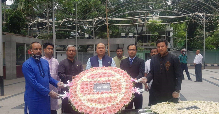 বঙ্গবন্ধুর প্রতিকৃতিতে বিএসইসির চেয়ারম্যান, দুই কমিশনারের শ্রদ্ধা