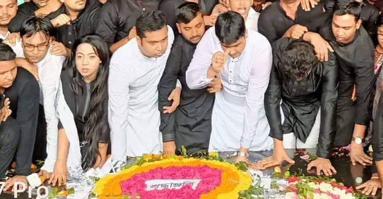 বঙ্গবন্ধুর প্রতিকৃতিতে ফুল দিতে গিয়ে ছাত্রলীগের ‘ধাক্কাধাক্কি’