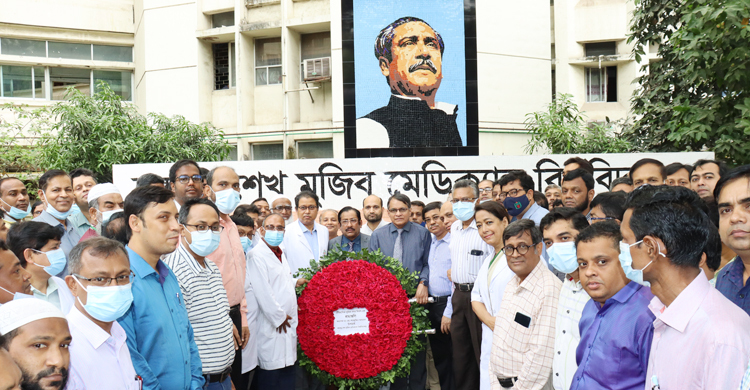 বঙ্গবন্ধুর প্রতিকৃতিতে বিএসএমএমইউয়ের ভিসির শ্রদ্ধা