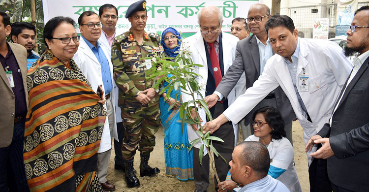 মুজিববর্ষকে সামনে রেখে বিএসএমএমইউতে বৃক্ষরোপণ কর্মসূচি