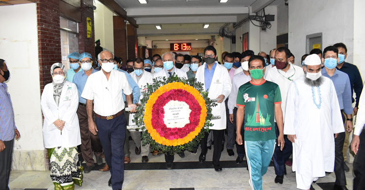 ৭ মার্চ উপলক্ষে বঙ্গবন্ধুর ম্যুরালে বিএসএমএমইউ উপাচার্যের শ্রদ্ধা