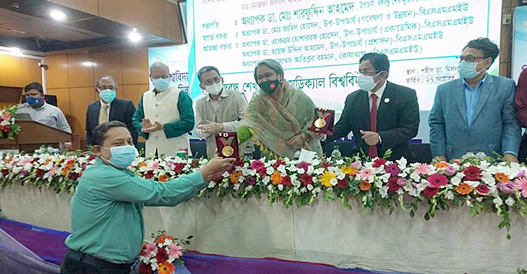 বিএসএমএমইউ গবেষণা পুরস্কার পেলেন ডা. মামুন আল মাহতাব