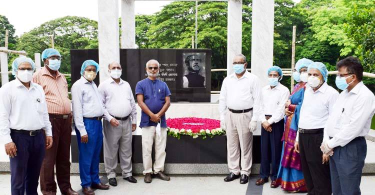 বঙ্গবন্ধুর প্রতিকৃতিতে বিএসটিআই মহাপরিচালকের শ্রদ্ধা
