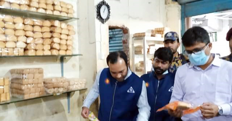 সনদ ছাড়া পণ্য বিক্রি, শান্তিনগরে বেকারিকে জরিমানা