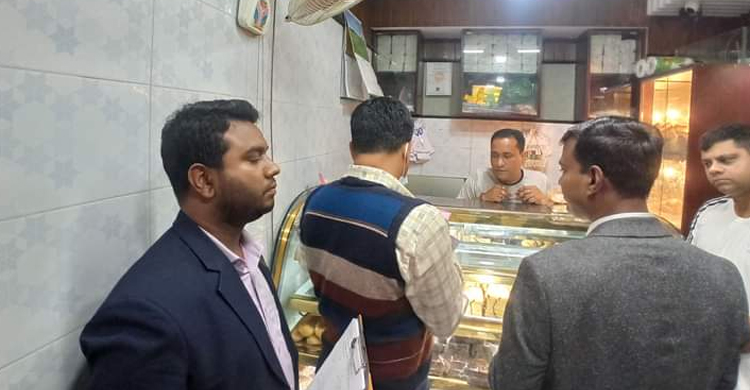 পুরান ঢাকায় তিন বেকারিকে লাখ টাকা জরিমানা