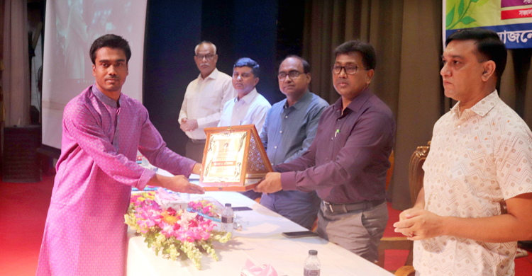 কুড়িগ্রাম কৃষি বিশ্ববিদ্যালয়ের ভিসিকে বাকৃবি ছাত্রলীগের সংবর্ধনা