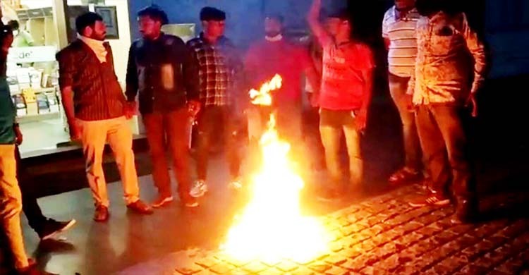 বইজুড়ে দেব-দেবীদের আপত্তিকর ছবি, গুজরাটে পোড়ানো হলো ‘কামসূত্র’