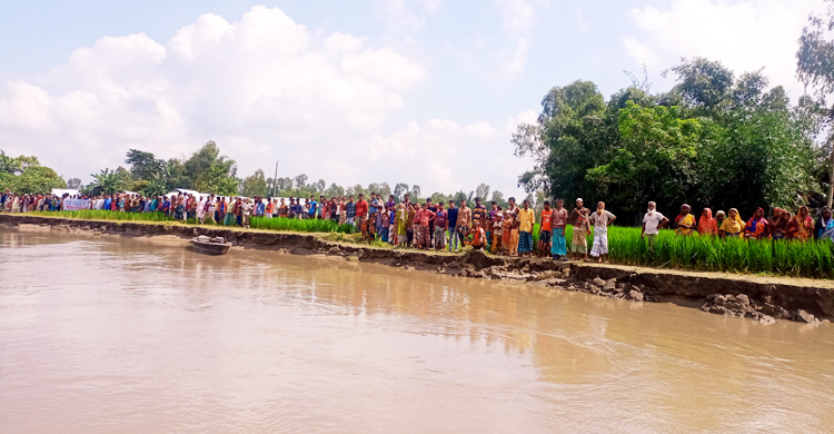 ভূরুঙ্গামারীতে নদীর তীররক্ষা বাঁধের দাবিতে মানববন্ধন