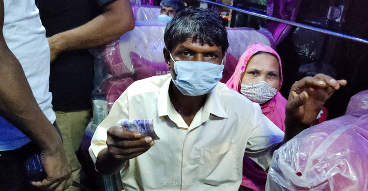 পুলিশের তৎপরতায় যাত্রীরা ফেরত পেলেন অতিরিক্ত ভাড়া