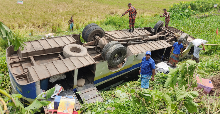 নিয়ন্ত্রণ হারিয়ে ৪৫ যাত্রী নিয়ে খাদে পড়লো বাস