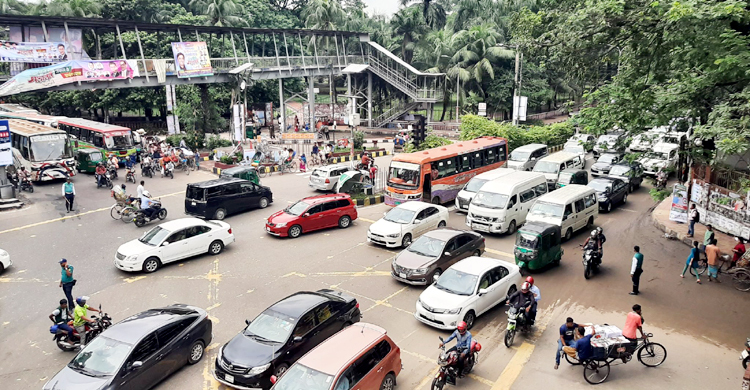 ঘূর্ণিঝড় সিত্রাংয়ের প্রভাবে রাজধানীর সড়কে গাড়ির চাপ কম