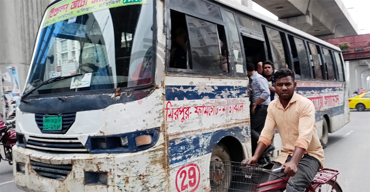 চেকারের দেখা না মিললেও ভাড়া নিয়ে যাত্রীদের ক্ষোভ