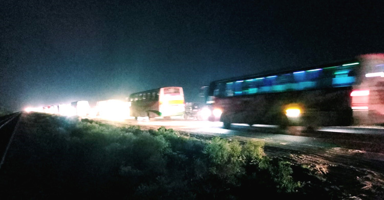 রাতেও স্বাভাবিক টাঙ্গাইল মহাসড়ক