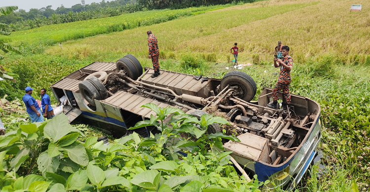 নিয়ন্ত্রণ হারিয়ে ৪৫ যাত্রী নিয়ে খাদে পড়লো বাস
