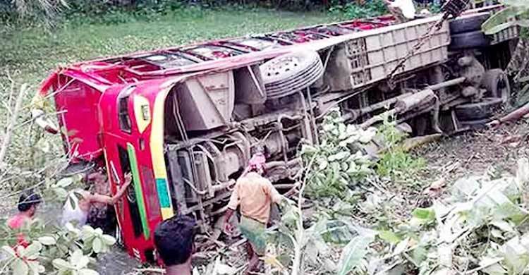 সাত সকালে বাস খাদে পড়ে নিহত ৩