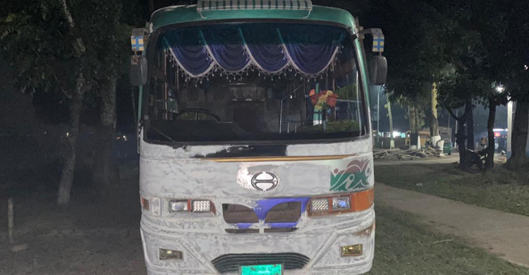 বাসে ড্রাইভার-হেলপারের ধর্ষণচেষ্টা, লাফ দিয়ে বাঁচলেন তরুণী