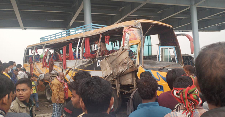 নিয়ন্ত্রণহীন বাস উল্টে ৩ যাত্রী নিহত