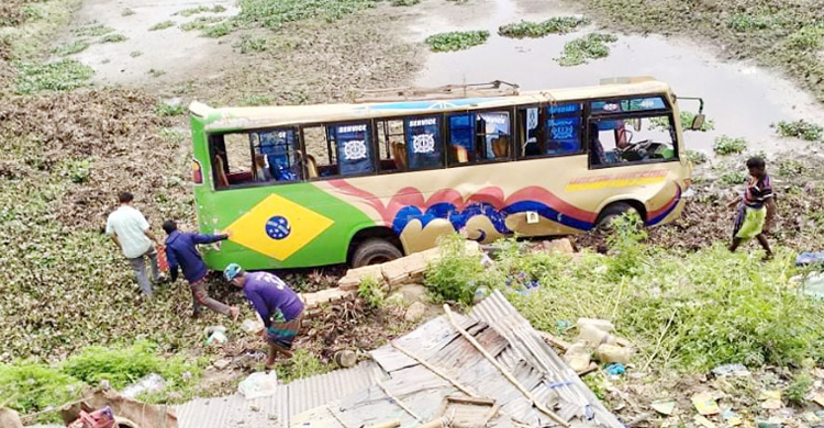 নিয়ন্ত্রণ হারিয়ে বাস খাদে, অল্পের জন্য বেঁচে গেলেন ৪০ যাত্রী