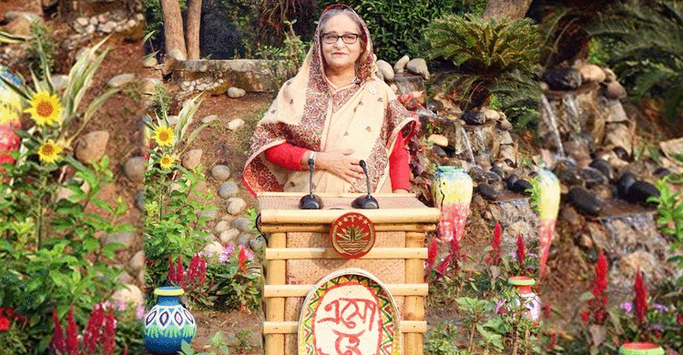 আমরা চলিব পশ্চাতে ফেলি’ পচা অতীত
