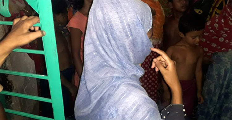 বিয়ের দাবিতে প্রেমিকের বাড়িতে স্কুলছাত্রীর অনশন