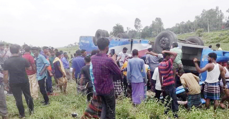 টাঙ্গাইলে বাস খাদে পড়ে একজন নিহত, আহত ১৫