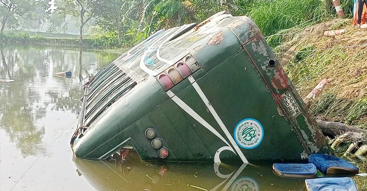 টাঙ্গাইলে বাস খাদে পড়ে যাত্রী নিহত, আহত ১৫